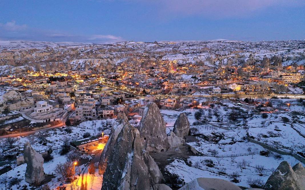 Beyaza bürünen Kapadokya büyüledi! Şehrin ışıkları geceyi aydınlattı 13